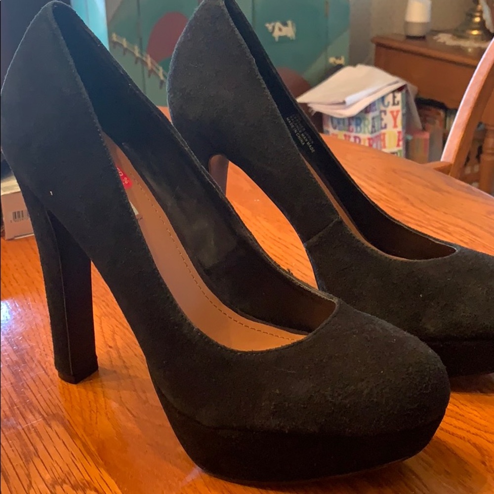 Steve Madden black suede pumps